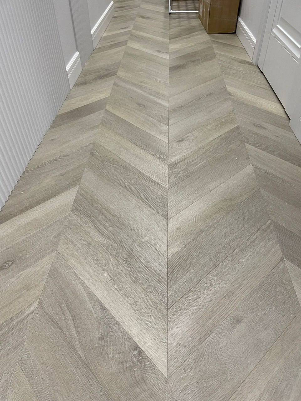 Кварцвиниловый SPC ламинат Vinilam Parquet Chevron Шеврон Сезар RI4445118CL4 французская елка 1293×305×8,5 фото в интерьере